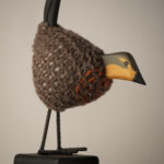 Artesanía de Chile en La Unión: Colección de figuras de animales en lana tejida y madera tallada a mano de Kalkona. En la imagen se aprecia la delicadeza del oficio manual y la conexión con la naturaleza del sur chileno. Ideal para decoración con propósito y regalos con alma. Encuéntranos en redes como @KalkonaChile y coordina tu pedido al WhatsApp +56991320953 para envíos a todo el país.