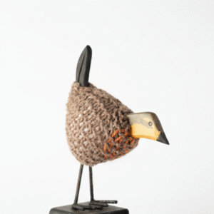 Artesanía de Chile en La Unión: Colección de figuras de animales en lana tejida y madera tallada a mano de Kalkona. En la imagen se aprecia la delicadeza del oficio manual y la conexión con la naturaleza del sur chileno. Ideal para decoración con propósito y regalos con alma. Encuéntranos en redes como @KalkonaChile y coordina tu pedido al WhatsApp +56991320953 para envíos a todo el país.