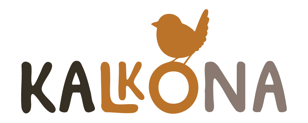 Artesanía de Chile en La Unión: Colección de figuras de animales en lana tejida y madera tallada a mano de Kalkona. En la imagen se aprecia la delicadeza del oficio manual y la conexión con la naturaleza del sur chileno. Ideal para decoración con propósito y regalos con alma. Encuéntranos en redes como @KalkonaChile y coordina tu pedido al WhatsApp +56991320953 para envíos a todo el país.