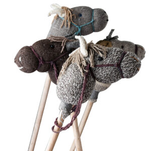 Artesanía de Chile en La Unión: Colección de figuras de animales en lana tejida y madera tallada a mano de Kalkona. En la imagen se aprecia la delicadeza del oficio manual y la conexión con la naturaleza del sur chileno. Ideal para decoración con propósito y regalos con alma. Encuéntranos en redes como @KalkonaChile y coordina tu pedido al WhatsApp +56991320953 para envíos a todo el país.