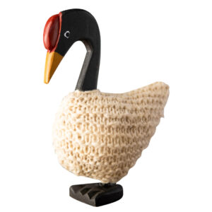 Artesanía de Chile en La Unión: Colección de figuras de animales en lana tejida y madera tallada a mano de Kalkona. En la imagen se aprecia la delicadeza del oficio manual y la conexión con la naturaleza del sur chileno. Ideal para decoración con propósito y regalos con alma. Encuéntranos en redes como @KalkonaChile y coordina tu pedido al WhatsApp +56991320953 para envíos a todo el país.