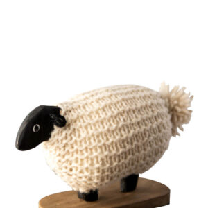 Artesanía de Chile en La Unión: Colección de figuras de animales en lana tejida y madera tallada a mano de Kalkona. En la imagen se aprecia la delicadeza del oficio manual y la conexión con la naturaleza del sur chileno. Ideal para decoración con propósito y regalos con alma. Encuéntranos en redes como @KalkonaChile y coordina tu pedido al WhatsApp +56991320953 para envíos a todo el país.