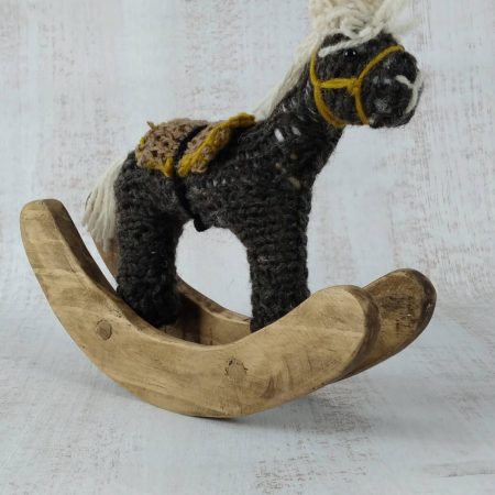 Artesanía de Chile en La Unión: Colección de figuras de animales en lana tejida y madera tallada a mano de Kalkona. En la imagen se aprecia la delicadeza del oficio manual y la conexión con la naturaleza del sur chileno. Ideal para decoración con propósito y regalos con alma. Encuéntranos en redes como @KalkonaChile y coordina tu pedido al WhatsApp +56991320953 para envíos a todo el país.