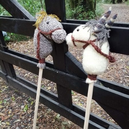 Artesanía de Chile en La Unión: Colección de figuras de animales en lana tejida y madera tallada a mano de Kalkona. En la imagen se aprecia la delicadeza del oficio manual y la conexión con la naturaleza del sur chileno. Ideal para decoración con propósito y regalos con alma. Encuéntranos en redes como @KalkonaChile y coordina tu pedido al WhatsApp +56991320953 para envíos a todo el país.