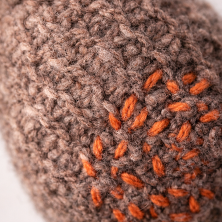 Artesanía de Chile en La Unión: Colección de figuras de animales en lana tejida y madera tallada a mano de Kalkona. En la imagen se aprecia la delicadeza del oficio manual y la conexión con la naturaleza del sur chileno. Ideal para decoración con propósito y regalos con alma. Encuéntranos en redes como @KalkonaChile y coordina tu pedido al WhatsApp +56991320953 para envíos a todo el país.