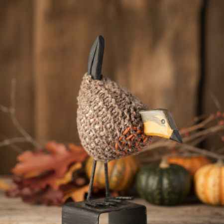 Artesanía de Chile en La Unión: Colección de figuras de animales en lana tejida y madera tallada a mano de Kalkona. En la imagen se aprecia la delicadeza del oficio manual y la conexión con la naturaleza del sur chileno. Ideal para decoración con propósito y regalos con alma. Encuéntranos en redes como @KalkonaChile y coordina tu pedido al WhatsApp +56991320953 para envíos a todo el país.