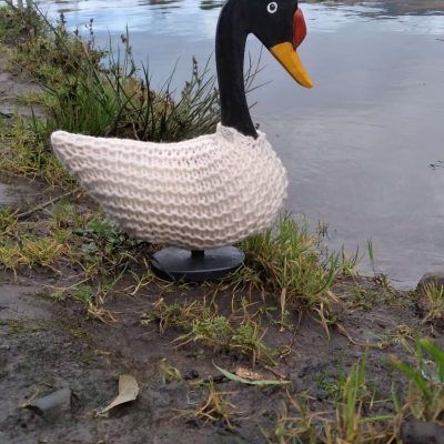 Artesanía de Chile en La Unión: Colección de figuras de animales en lana tejida y madera tallada a mano de Kalkona. En la imagen se aprecia la delicadeza del oficio manual y la conexión con la naturaleza del sur chileno. Ideal para decoración con propósito y regalos con alma. Encuéntranos en redes como @KalkonaChile y coordina tu pedido al WhatsApp +56991320953 para envíos a todo el país.