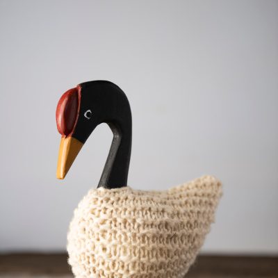 Artesanía de Chile en La Unión: Colección de figuras de animales en lana tejida y madera tallada a mano de Kalkona. En la imagen se aprecia la delicadeza del oficio manual y la conexión con la naturaleza del sur chileno. Ideal para decoración con propósito y regalos con alma. Encuéntranos en redes como @KalkonaChile y coordina tu pedido al WhatsApp +56991320953 para envíos a todo el país.