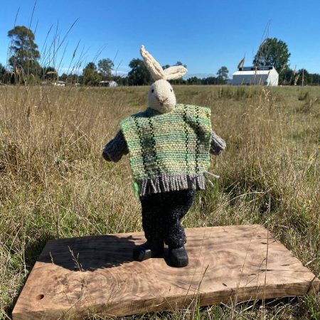 Artesanía de Chile en La Unión: Colección de figuras de animales en lana tejida y madera tallada a mano de Kalkona. En la imagen se aprecia la delicadeza del oficio manual y la conexión con la naturaleza del sur chileno. Ideal para decoración con propósito y regalos con alma. Encuéntranos en redes como @KalkonaChile y coordina tu pedido al WhatsApp +56991320953 para envíos a todo el país.