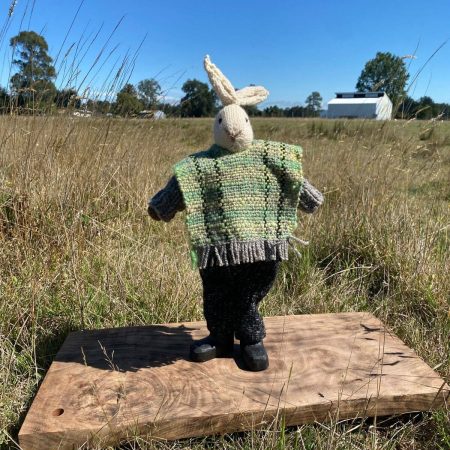 Artesanía de Chile en La Unión: Colección de figuras de animales en lana tejida y madera tallada a mano de Kalkona. En la imagen se aprecia la delicadeza del oficio manual y la conexión con la naturaleza del sur chileno. Ideal para decoración con propósito y regalos con alma. Encuéntranos en redes como @KalkonaChile y coordina tu pedido al WhatsApp +56991320953 para envíos a todo el país.