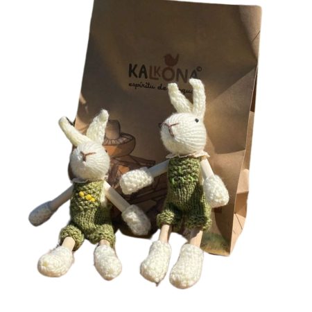 Artesanía de Chile en La Unión: Colección de figuras de animales en lana tejida y madera tallada a mano de Kalkona. En la imagen se aprecia la delicadeza del oficio manual y la conexión con la naturaleza del sur chileno. Ideal para decoración con propósito y regalos con alma. Encuéntranos en redes como @KalkonaChile y coordina tu pedido al WhatsApp +56991320953 para envíos a todo el país.