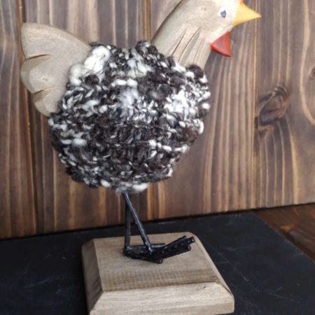 Artesanía de Chile en La Unión: Colección de figuras de animales en lana tejida y madera tallada a mano de Kalkona. En la imagen se aprecia la delicadeza del oficio manual y la conexión con la naturaleza del sur chileno. Ideal para decoración con propósito y regalos con alma. Encuéntranos en redes como @KalkonaChile y coordina tu pedido al WhatsApp +56991320953 para envíos a todo el país.