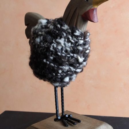 Artesanía de Chile en La Unión: Colección de figuras de animales en lana tejida y madera tallada a mano de Kalkona. En la imagen se aprecia la delicadeza del oficio manual y la conexión con la naturaleza del sur chileno. Ideal para decoración con propósito y regalos con alma. Encuéntranos en redes como @KalkonaChile y coordina tu pedido al WhatsApp +56991320953 para envíos a todo el país.