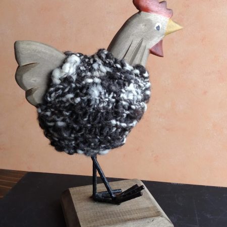 Artesanía de Chile en La Unión: Colección de figuras de animales en lana tejida y madera tallada a mano de Kalkona. En la imagen se aprecia la delicadeza del oficio manual y la conexión con la naturaleza del sur chileno. Ideal para decoración con propósito y regalos con alma. Encuéntranos en redes como @KalkonaChile y coordina tu pedido al WhatsApp +56991320953 para envíos a todo el país.