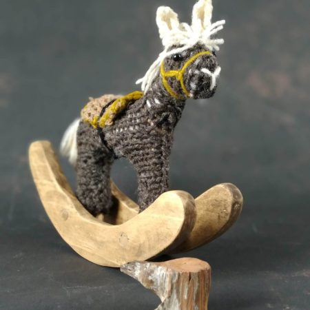 Artesanía de Chile en La Unión: Colección de figuras de animales en lana tejida y madera tallada a mano de Kalkona. En la imagen se aprecia la delicadeza del oficio manual y la conexión con la naturaleza del sur chileno. Ideal para decoración con propósito y regalos con alma. Encuéntranos en redes como @KalkonaChile y coordina tu pedido al WhatsApp +56991320953 para envíos a todo el país.