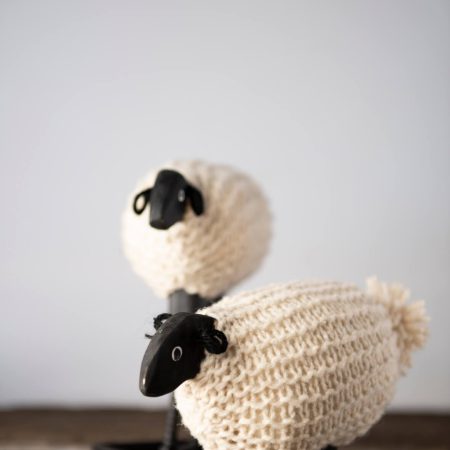 Artesanía de Chile en La Unión: Colección de figuras de animales en lana tejida y madera tallada a mano de Kalkona. En la imagen se aprecia la delicadeza del oficio manual y la conexión con la naturaleza del sur chileno. Ideal para decoración con propósito y regalos con alma. Encuéntranos en redes como @KalkonaChile y coordina tu pedido al WhatsApp +56991320953 para envíos a todo el país.